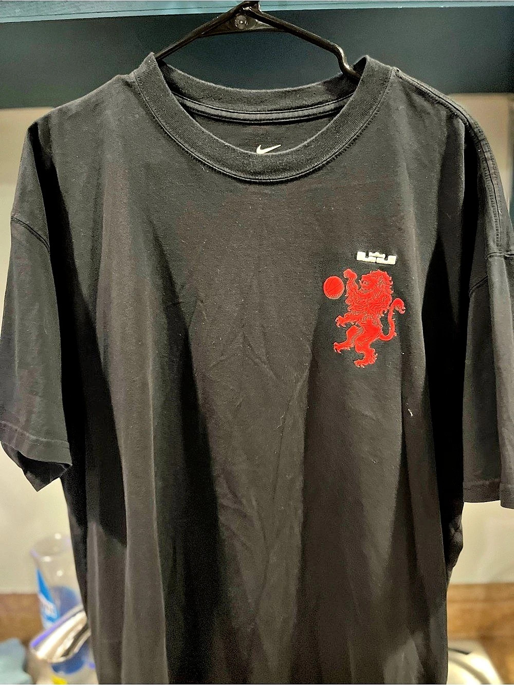 Nike LeBron Strive For Greatness Lion Crown T-Shirt XL Black & Red